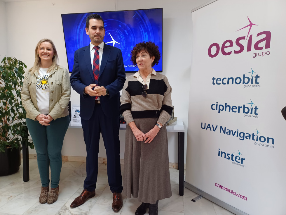 De izq a der. Aurora Cid, autora de la obra  Vanessa Irla, Tte. Alcalde y concejal delegada Área de Servicios Socioculturales Ayto de Valdepeñas y José Manuel Patón, director Fabrica 4.0 Grupo Oes