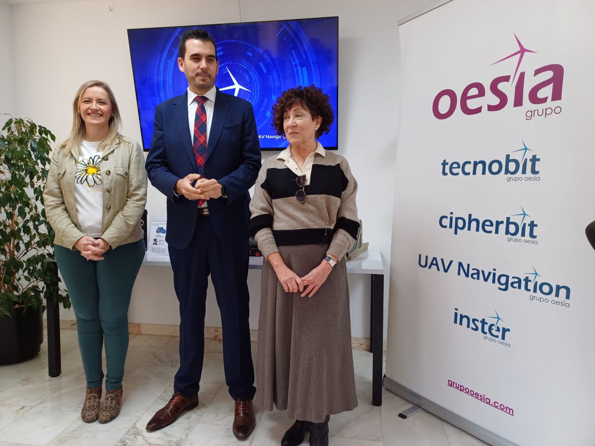De izq a der. Aurora Cid, autora de la obra  Vanessa Irla, Tte. Alcalde y concejal delegada u00c1rea de Servicios Socioculturales Ayto de Valdepeu00f1as y Josu00e9 Manuel Patu00f3n, director Fabrica 4.0 Grupo Oesu00eda