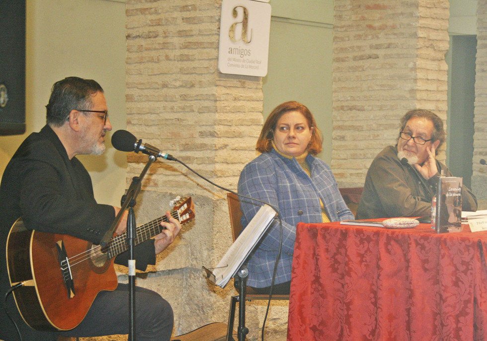 Juan José Guardia Polaino, acompañado por Eva María Jesús Morales y Vicente Castellanos, en la presentación de 'Los exilios de la sangre' en Ciudad Real