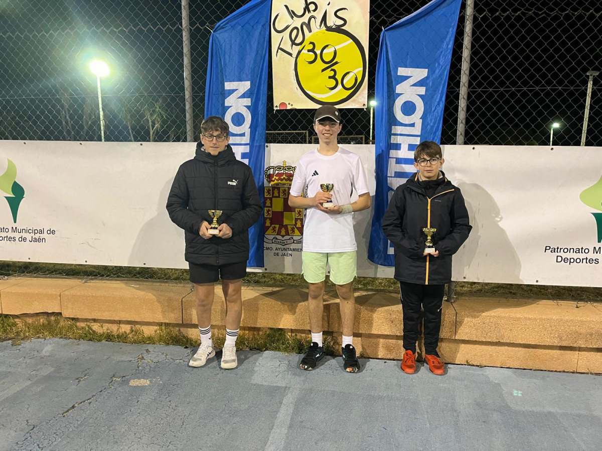 Miguel   Javier   Rodrigo con sus trofeos