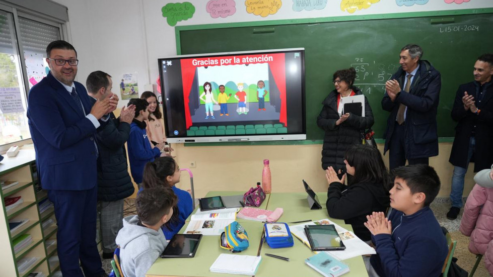 José Caro visita colegio (archivo)
