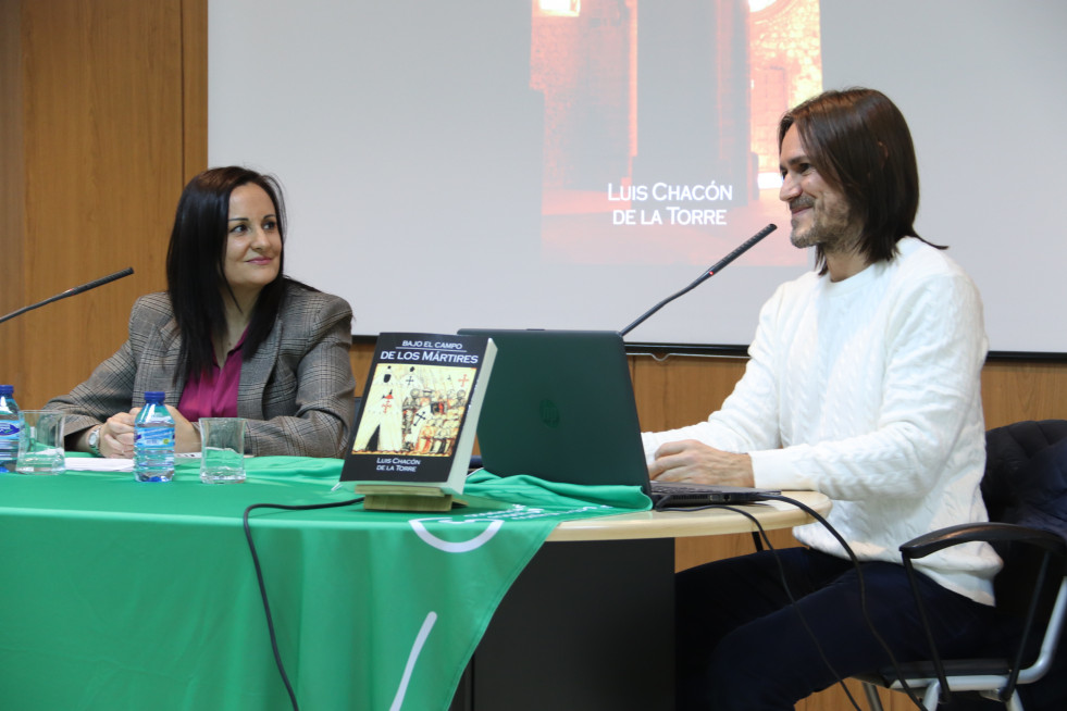 Presentación del libro 'Bajo el campo de los mártires' de Luis Chacón (8) (1)