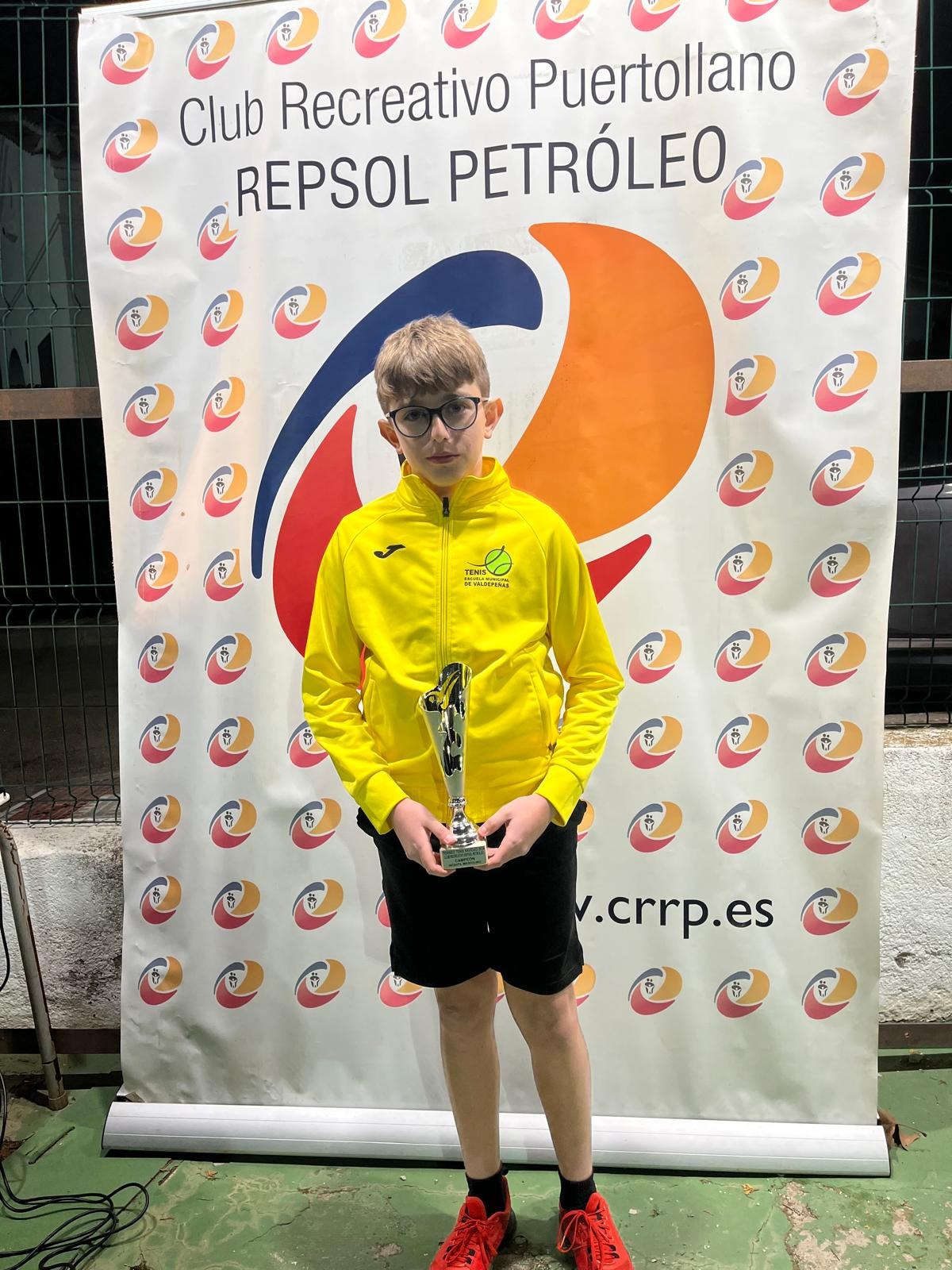 Rodrigo Cau00f1izares con su trofeo