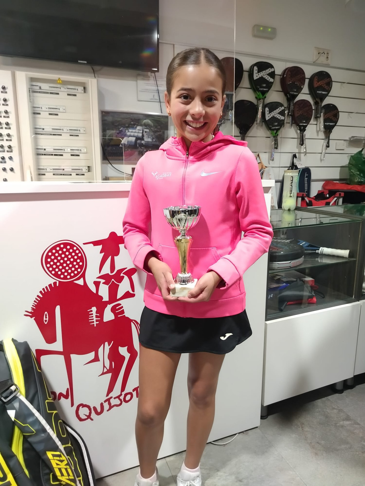 Noa Camacho con su trofeo.
