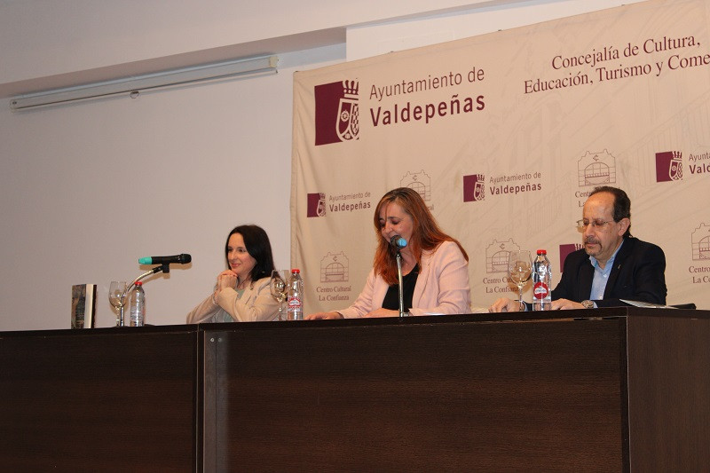 210225 VA PRESENT LIBRO MANUELA NAVARRO 1