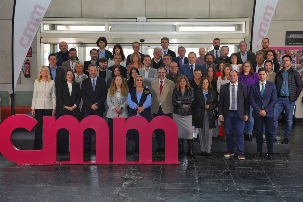 FOTO FAMILIA ACTO DECLARACIÓN CONTRA LA DESINFORMACIÓN