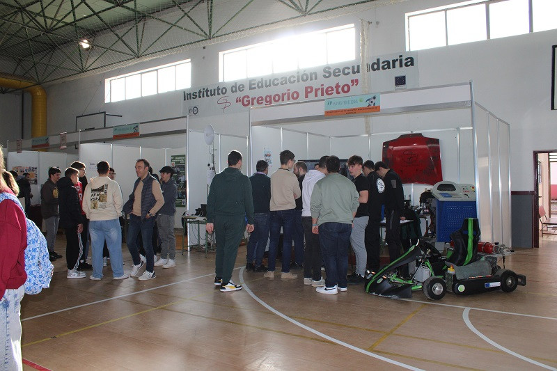 020425 VA FERIA FP IES PRIETO 1