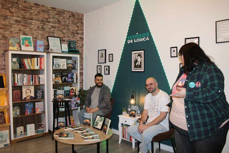 120425 VA PRESENT LIBRO ISMAEL FERRER AMIGOS DE LORCA 1