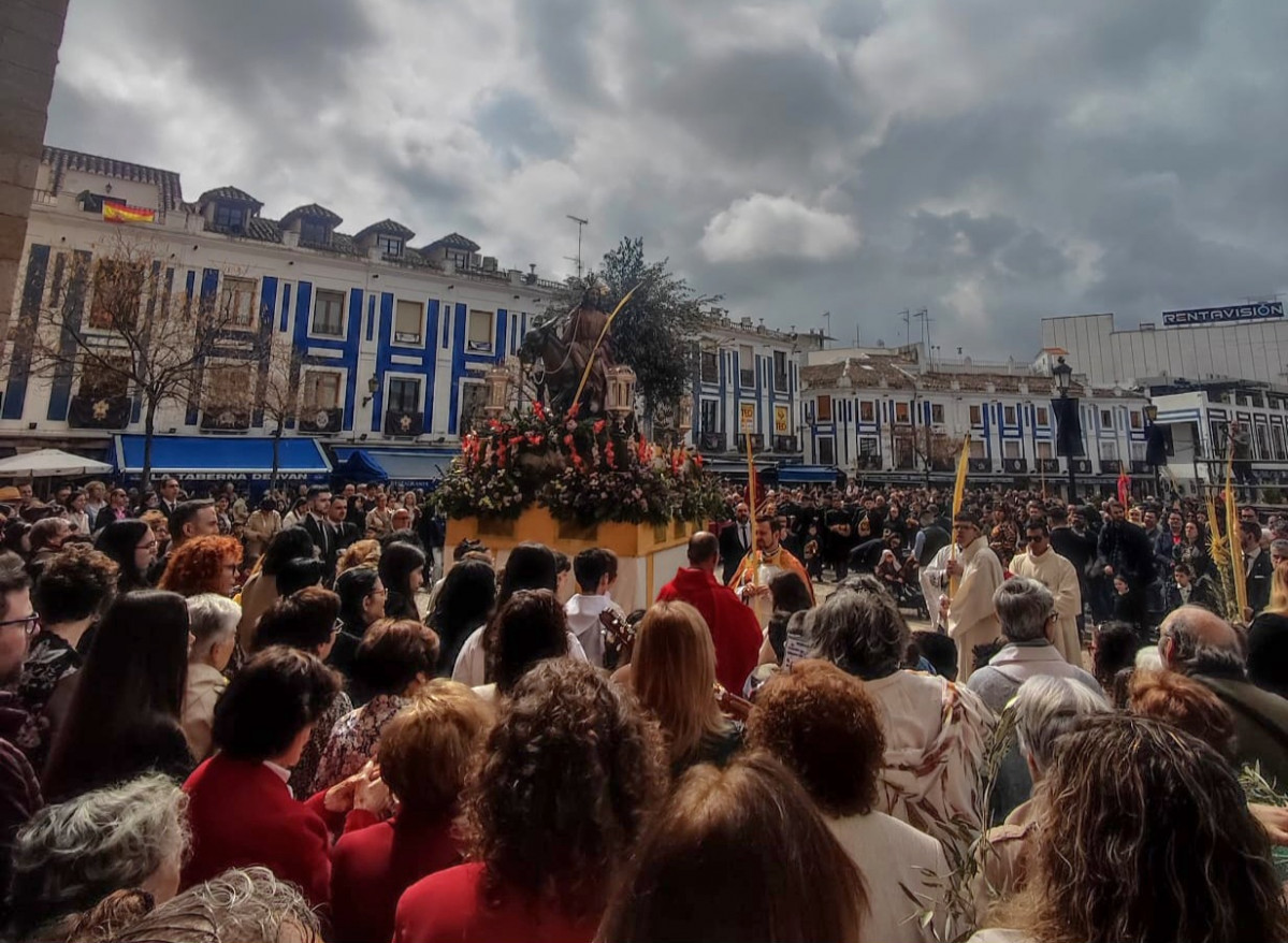 Multitud de gente en la Plaza de Espau00f1a asiste a la procesiu00f3n del Domingo de Ramos