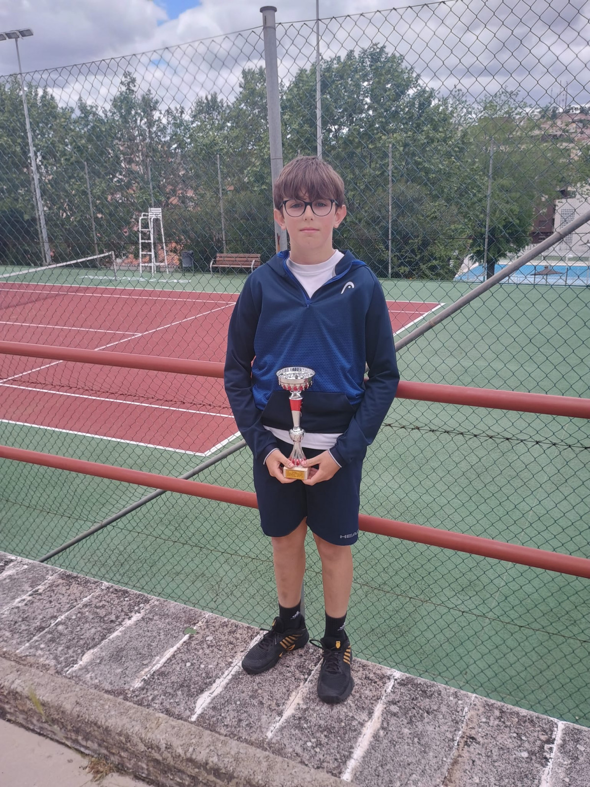Rodrigo Cau00f1izares con su trofeo.