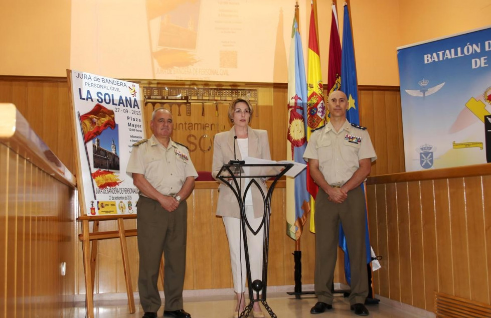 La alcaldesa presenta la jura de bandera junto al coronel Del Hierro y al teniente coronel Aguado