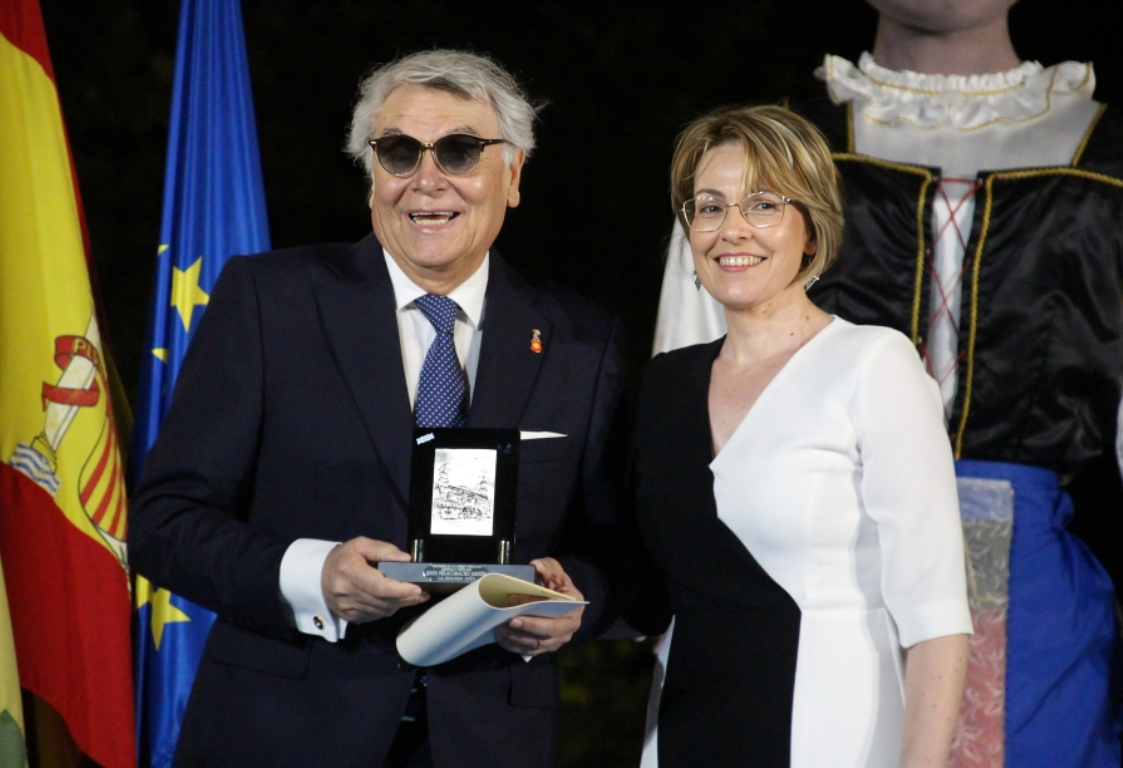 Jesu00fas Velacoracho recibe una placa de manos de la alcaldesa tras su pregu00f3n