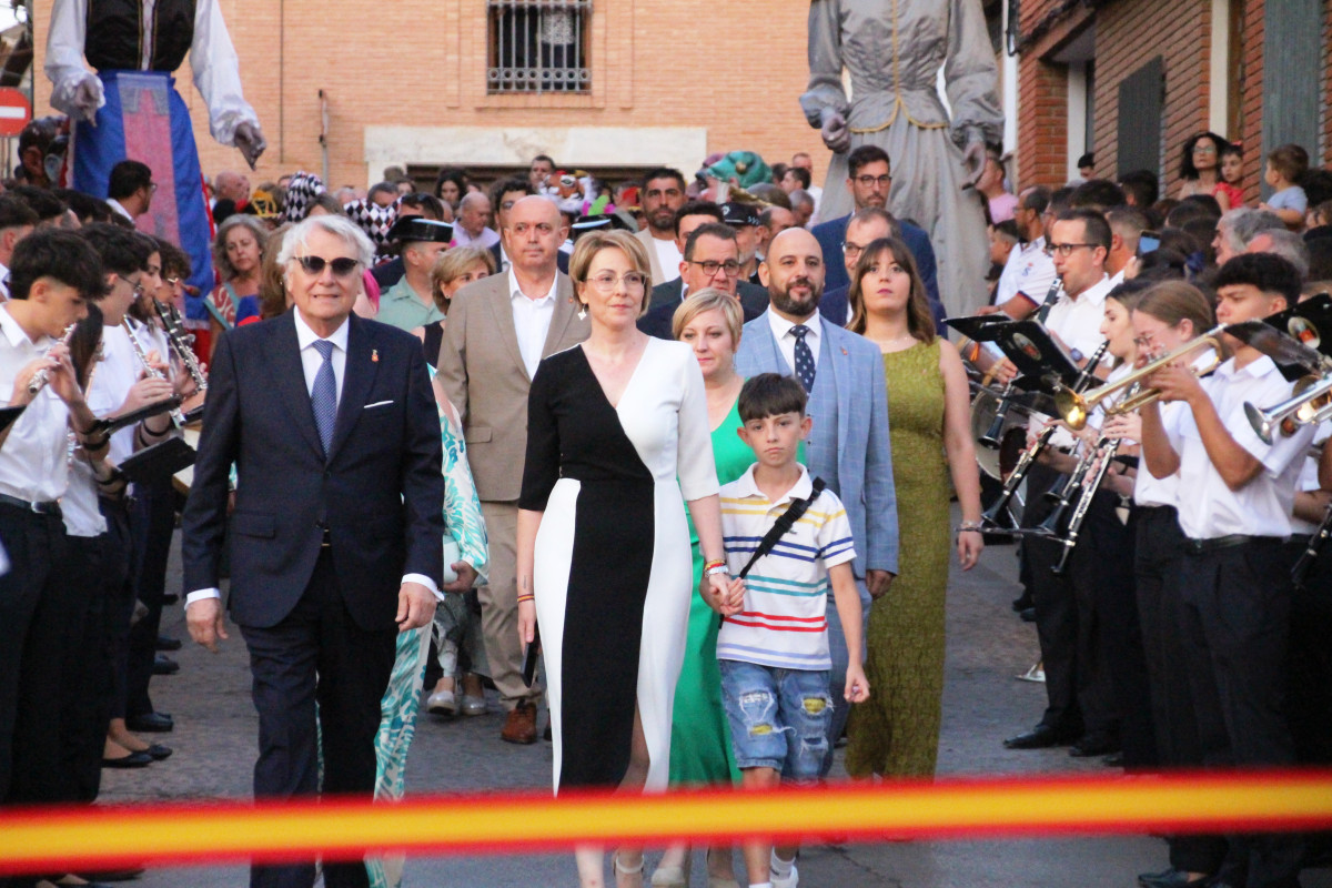 La comitiva baja al ferial durante el pasacalles inaugural