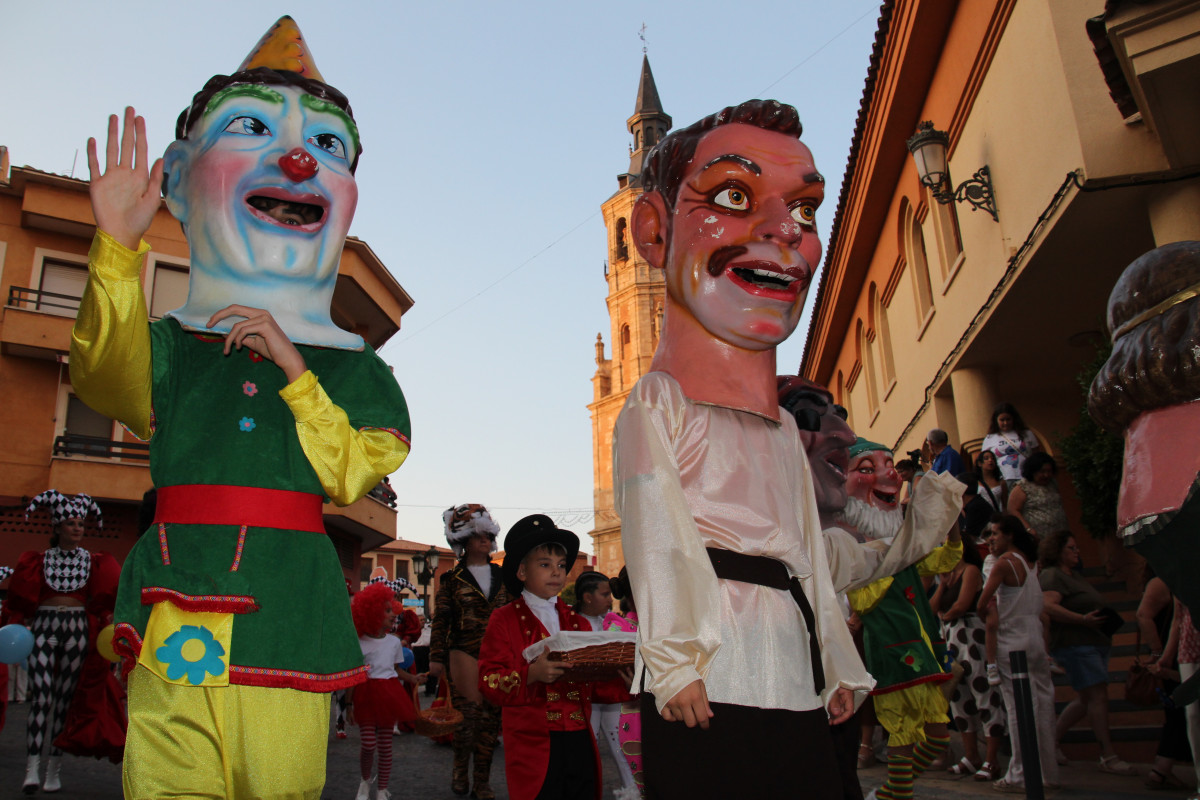 Cabezudos durante la inauguraciu00f3n de la feria